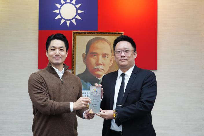 22_1150127_市政會議頒獎_表揚2025臺北市觀光永續金獎獲獎業者及人員_受僱人員組_「台北六福萬怡酒店」謝重生先生上臺受獎.JPG