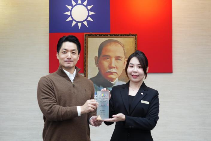 19_1150127_市政會議頒獎_表揚2025臺北市觀光永續金獎獲獎業者及人員_受僱人員組_「天成大飯店」詹家蓁小姐上臺受獎.JPG