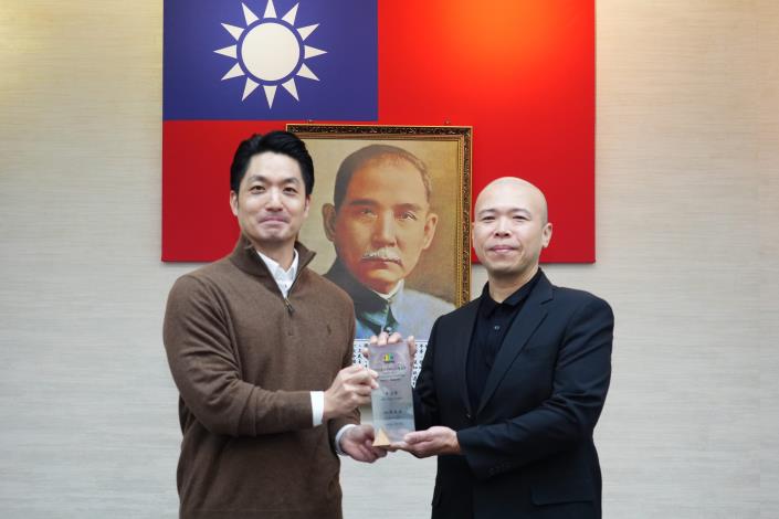 16_1150127_市政會議頒獎_表揚2025臺北市觀光永續金獎獲獎業者及人員_受僱人員組_「大地酒店」吳汶璟先生上臺受獎.JPG