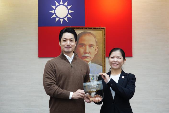 01_1150127_市政會議頒獎_表揚2025臺北市觀光永續金獎獲獎業者及人員_業者組_「大地酒店」陳宛鈴協理代表上臺受獎.JPG