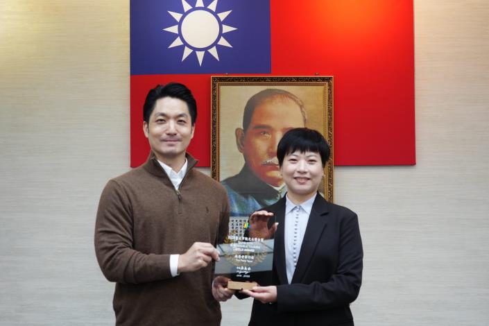 09_1150127_市政會議頒獎_表揚2025臺北市觀光永續金獎獲獎業者及人員_業者組_「南港老爺行旅」洪郁甄總監代表上臺受獎.JPG