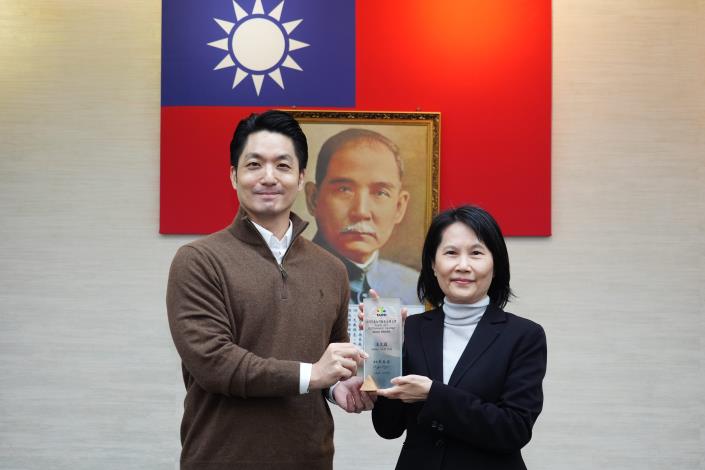 15_1150127_市政會議頒獎_表揚2025臺北市觀光永續金獎獲獎業者及人員_受僱人員組_「晶華酒店」王文蘊小姐上臺受獎.JPG