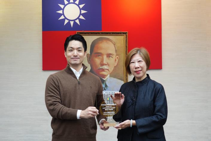 04_1150127_市政會議頒獎_表揚2025臺北市觀光永續金獎獲獎業者及人員_業者組_「台北六福萬怡酒店」沈芬總經理代表上臺受獎.JPG