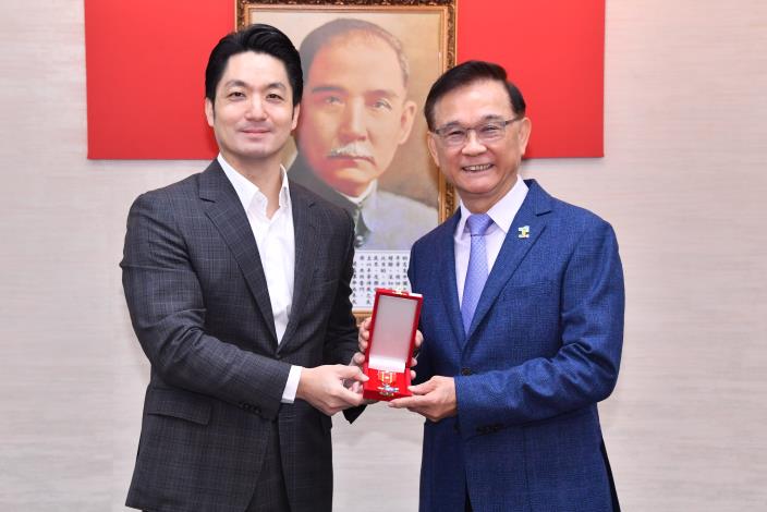 1150210_01_014_頒發「懋績二等首長政績紀念章」，請教育局湯局長上臺受獎。.JPG