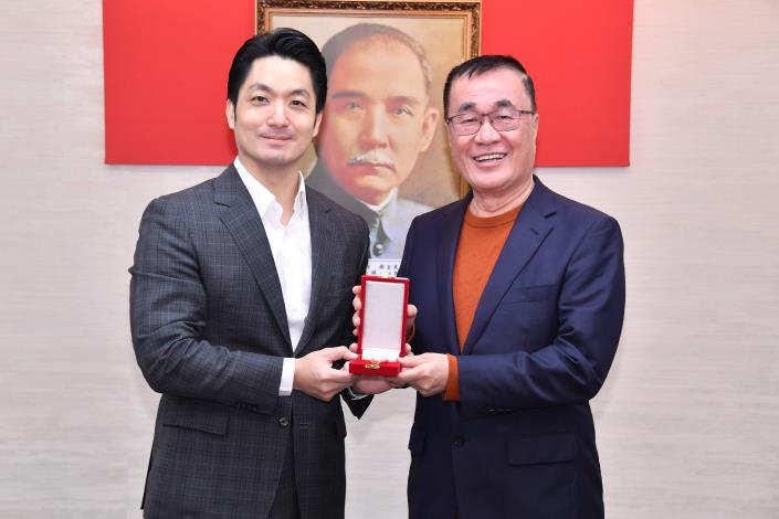 1150210_01_002_頒發「懋績二等首長政績紀念章」，請李副市長上臺受獎。.JPG