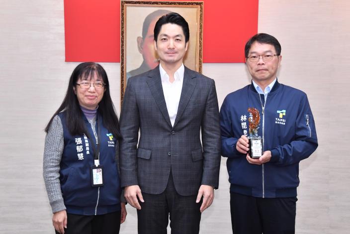 1150210_01_044_本府榮獲內政部114年度「市區道路養護管理暨人行環境無障礙考評計畫」優等，請工務局張副局長上臺合影留念。.JPG