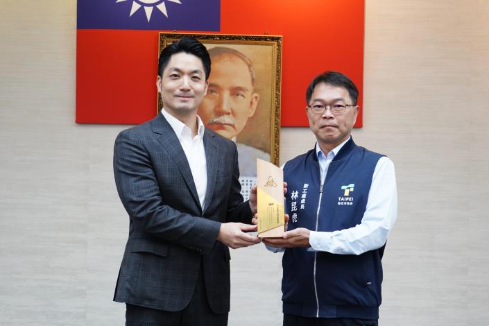 1150224_23_新工處「大安國中綜合教學大樓新建工程」榮獲「公共工程品質優良獎」建築類佳作，新工處林處長陳獻獎座。.JPG