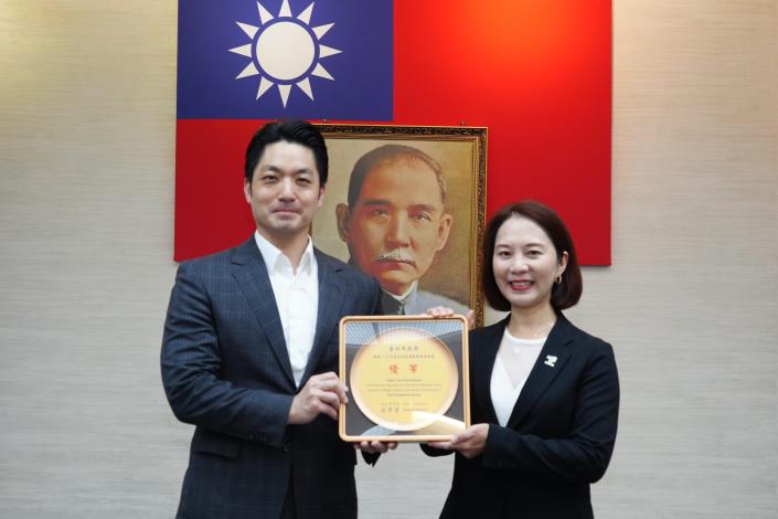 1150317_市政會議頒獻獎_12樓劉銘傳廳_高讚賢攝 (7)本府榮獲財政部「113年度私劣菸酒查緝考核」績效優等財政局胡局長陳獻獎座。.JPG