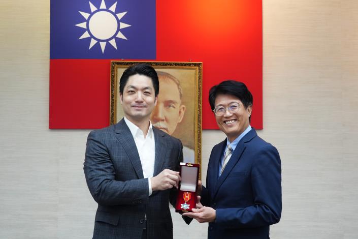 1150317_市政會議頒獻獎_12樓劉銘傳廳_高讚賢攝 (2)頒發懋績二等首長政績紀念章，工務局黃局長上臺受獎。.JPG