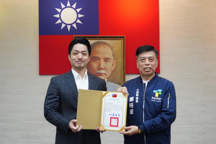 1150317_市政會議頒獻獎_12樓劉銘傳廳_高讚賢攝 (4)本府員工參與114年「基北北桃我的減碳存摺」全民運動獲獎機關第1名，大安區公所鄭區長代表上臺受獎。.JPG