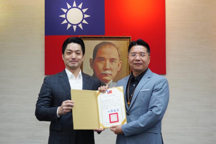 1150317_市政會議頒獻獎_12樓劉銘傳廳_高讚賢攝 (5)本府員工參與114年「基北北桃我的減碳存摺」全民運動獲獎機關第1名，東園國小張校長代表上臺受獎。.JPG