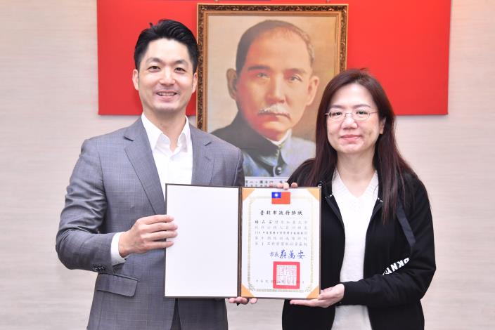 1140331_01_018_表揚「管理階層班期」績優學員，浩然敬老院楊卉安主任上臺受獎.JPG