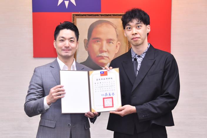 1140331_01_009_表揚「管理階層班期」績優學員，商業處董承學股長上臺受獎.JPG