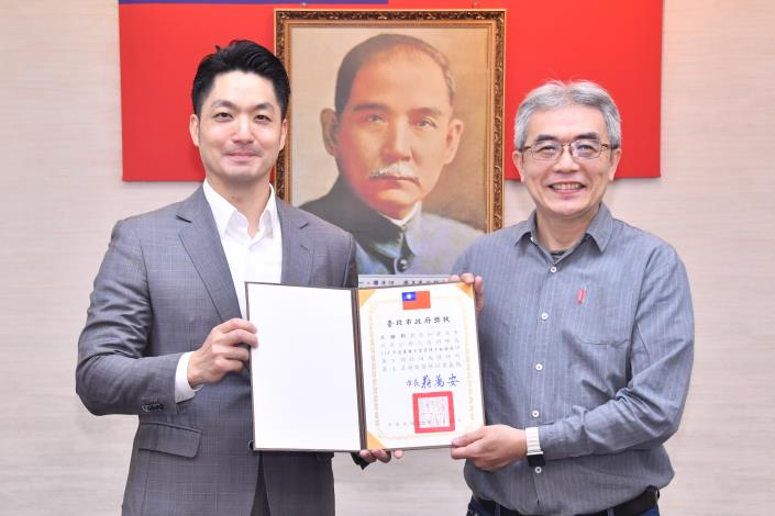 1140331_01_007_表揚「管理階層班期」績優學員，三興國小王維新組長上臺受獎.JPG
