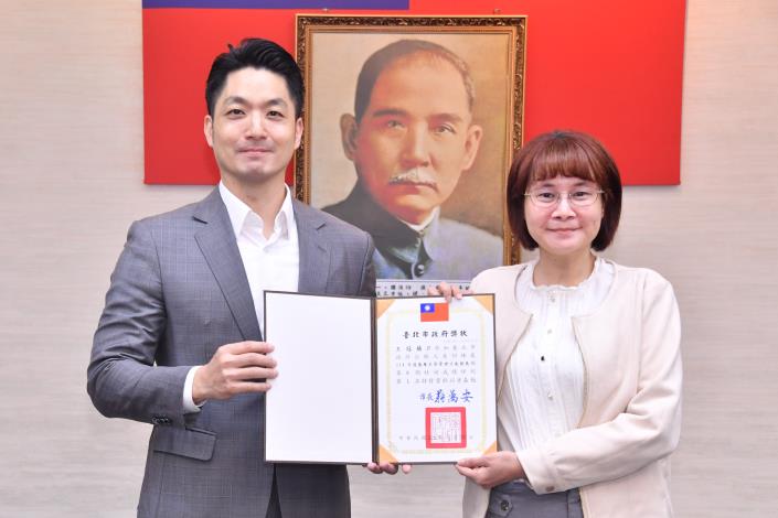 1140331_01_015_表揚「管理階層班期」績優學員，交工處王冠蘋股長上臺受獎.JPG