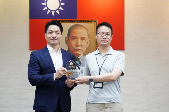 01_頒獎_本府114年度廉能楷模_財政局藍建榮秘書.JPG