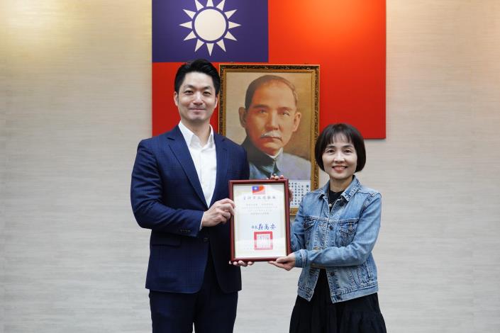 32_頒獎_本府114年度績優研考人員_交通局涂淑君股長.JPG
