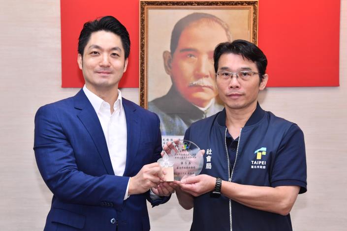 1150421_01_014_表揚「114年度臺北市政府各級機關及全國企業、團體採購庇護工場暨社會企業產品」競賽活動獲獎機關及團體，臺北市政府社會局胡東宏主任代表上臺受獎.JPG