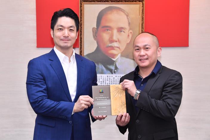 1150421_01_026_表揚「114年度臺北市政府各級機關及全國企業、團體採購庇護工場暨社會企業產品」競賽活動獲獎機關及團體，威合股份有限公司尹邦宇處長代表上臺受獎.JPG