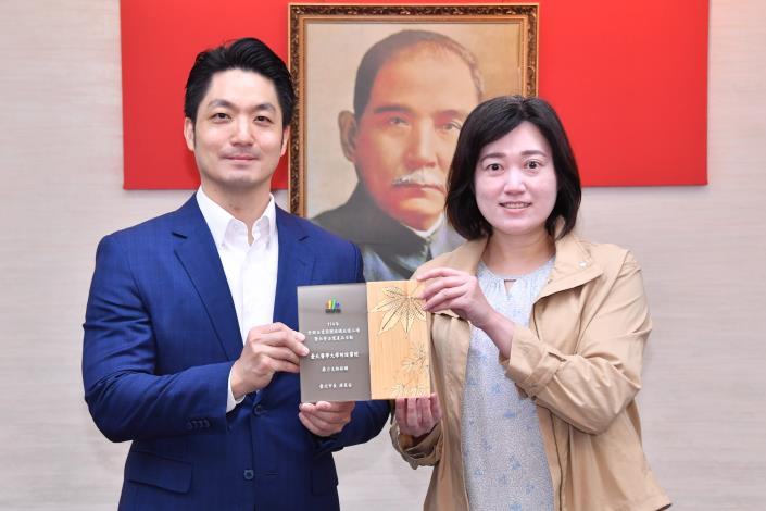 1150421_01_027_表揚「114年度臺北市政府各級機關及全國企業、團體採購庇護工場暨社會企業產品」競賽活動獲獎機關及團體，臺北醫學大學附設醫院邱晨瑜小姐代表上臺受獎.JPG