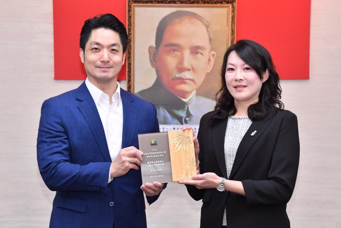 1150421_01_031_表揚「114年度臺北市政府各級機關及全國企業、團體採購庇護工場暨社會企業產品」競賽活動獲獎機關及團體，臺灣新光商業銀行(股)公司信用卡部徐霈齡協理代表上臺受獎.JPG