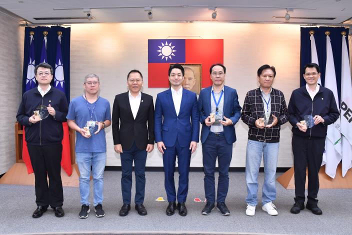 1150421_01_021_表揚「114年度臺北市政府各級機關及全國企業、團體採購庇護工場暨社會企業產品」競賽活動獲獎機關及團體，勞動局王秋冬局長及B組獲獎單位上臺一同合影留念.JPG