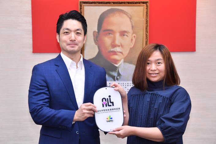 1150421_01_007_頒發臺北市114年性別友善廁所標章，臺北市南港少年服務中心張瑋莉主任代表接受標章.JPG