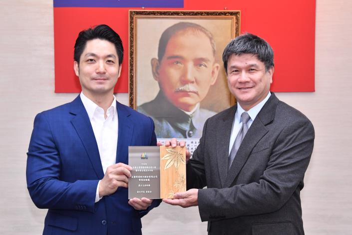 1150421_01_029_表揚「114年度臺北市政府各級機關及全國企業、團體採購庇護工場暨社會企業產品」競賽活動獲獎機關及團體，永豐商業銀行股份有限公司零售金融處熊志剛部長代表上臺受獎.JPG
