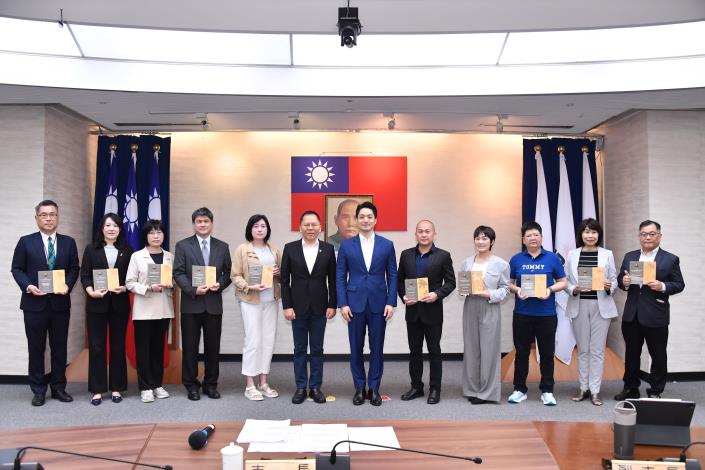 1150421_01_036_表揚「114年度臺北市政府各級機關及全國企業、團體採購庇護工場暨社會企業產品」競賽活動獲獎機關及團體，勞動局王秋冬局長及以上獲獎單位上臺一同合影留念.JPG