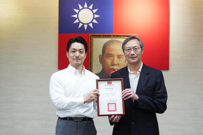 1150428_01_348_表揚「114年臺北市醫療院所推動癌症防治獎勵計畫」得獎院所，「口腔癌篩檢服務績優獎」，臺北市立聯合醫院和平婦幼院區，請陳怡龍院長代表上臺受獎。.JPG