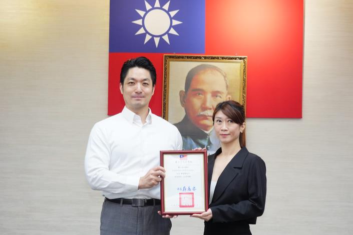 1150428_01_400_表揚「114年臺北市醫療院所推動癌症防治獎勵計畫」得獎院所，「肺癌陽追王」，博仁綜合醫院，請彭鈺婷組長代表上臺受獎。.JPG