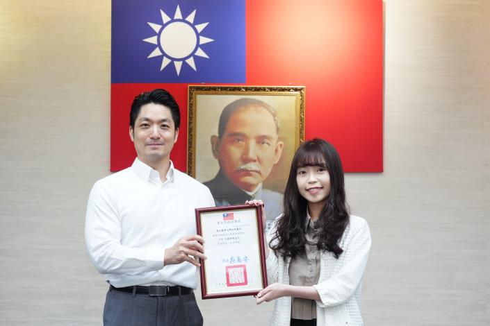 1150428_01_191_表揚「114年臺北市醫療院所推動癌症防治獎勵計畫」得獎院所，「大腸癌陽追王」，臺北醫學大學附設醫院，請傅妍蓉事務員代表上臺受獎。.JPG