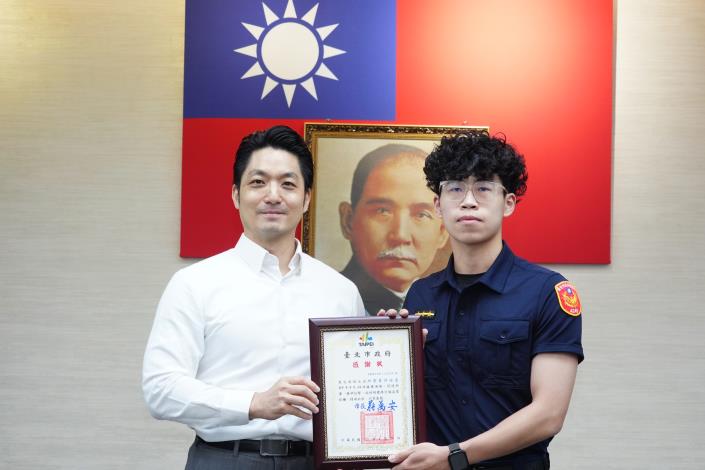 1150428_01_049_表揚0424銀行搶案英勇制伏歹徒有功人員，請敦南派出所許詠富警員上臺受獎。.JPG