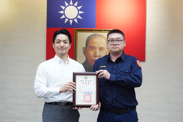 1150428_01_085_表揚0424銀行搶案英勇制伏歹徒有功人員，請大安分局勤指中心陳志遠警員上臺受獎。.JPG