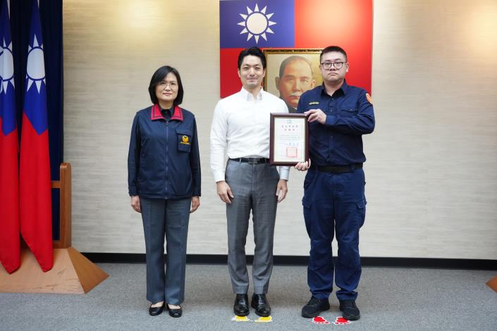 1150428_01_099_表揚0424銀行搶案英勇制伏歹徒有功人員，請大安分局勤指中心陳志遠警員、警察局張副局長一同合影。.JPG
