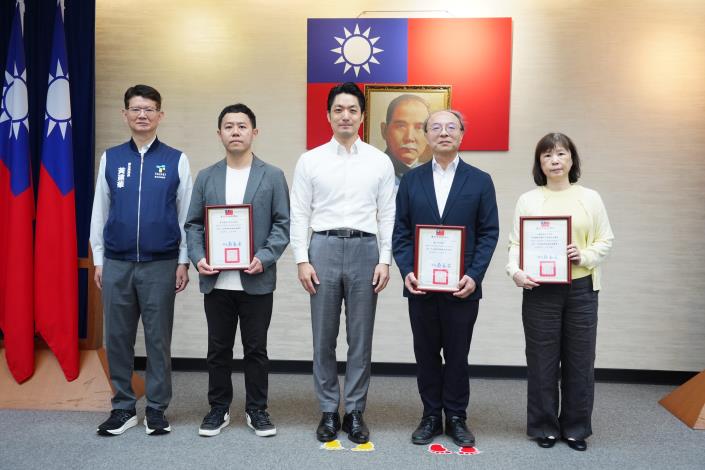 1150428_01_303_表揚「114年臺北市醫療院所推動癌症防治獎勵計畫」得獎院所，「子宮頸癌篩檢服務績優獎」，請衛生局黃局長及全體獲獎單位上臺一同合影。.JPG