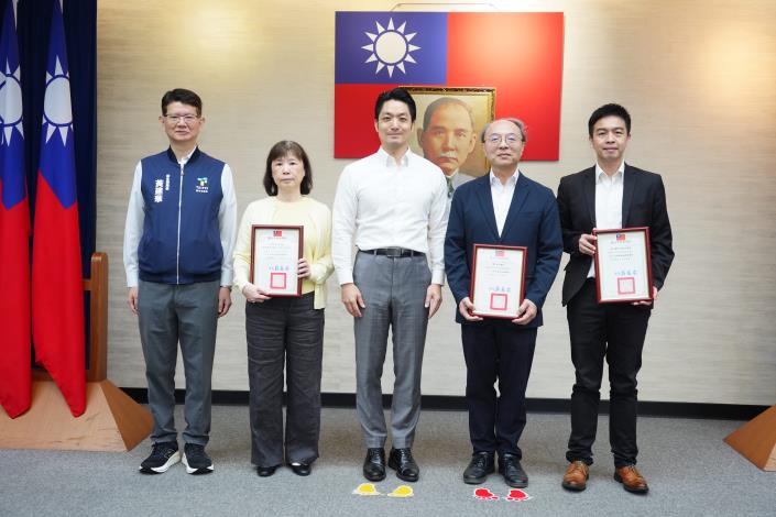 1150428_01_247_表揚「114年臺北市醫療院所推動癌症防治獎勵計畫」得獎院所，「乳癌篩檢服務績優獎」，請衛生局黃局長及全體獲獎單位上臺一同合影。.JPG