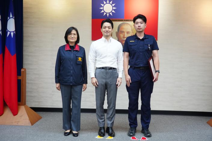 1150428_01_042_表揚0424銀行搶案英勇制伏歹徒有功人員，請敦南派出所林伯彥警員、警察局張副局長一同合影。.JPG