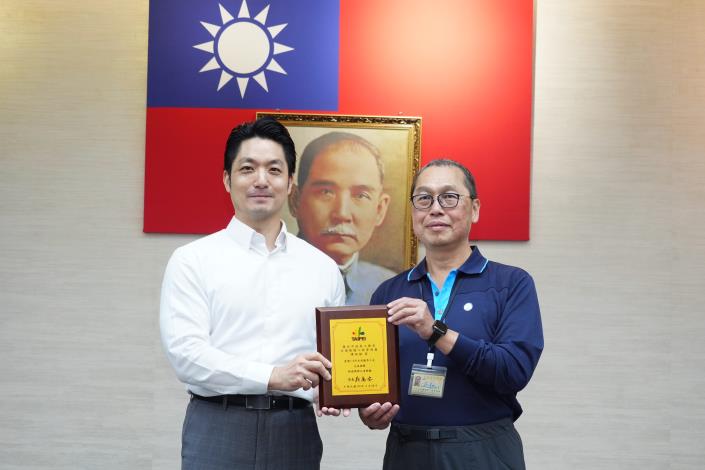 1150428_01_518_表揚115年本府優秀工友，請公園處陳炳根先生上臺受獎。.JPG