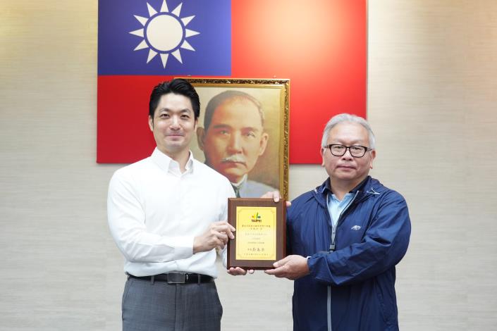 1150428_01_484_表揚115年本府優秀工友，請新工處李應命先生上臺受獎。.JPG