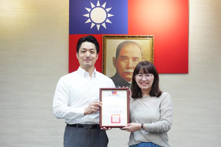 1150428_01_441_表揚「114年臺北市醫療院所推動癌症防治獎勵計畫」得獎院所，「防癌天使服務獎」，請台灣基督長老教會馬偕醫療財團法人馬偕紀念醫院賴靖宜護理師上臺受獎。.JPG
