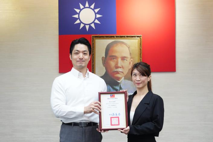 1150428_01_268_表揚「114年臺北市醫療院所推動癌症防治獎勵計畫」得獎院所，「乳癌陽追王」，博仁綜合醫院，請彭鈺婷組長代表上臺受獎。.JPG