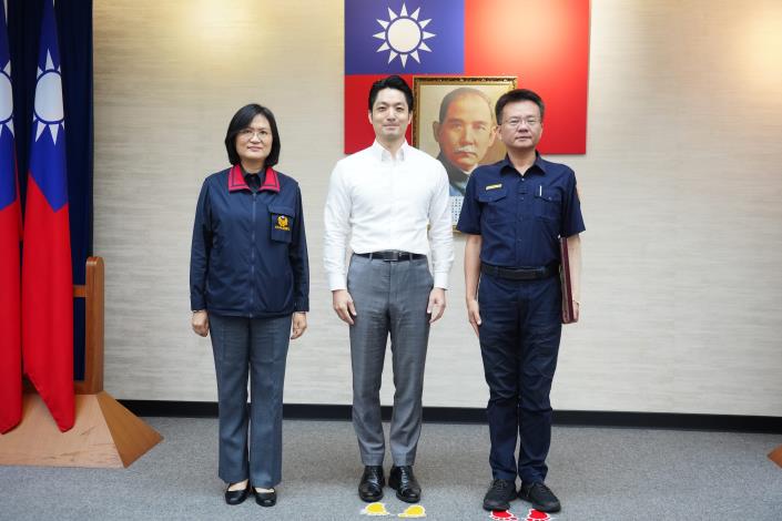 1150428_01_012_表揚0424銀行搶案英勇制伏歹徒有功人員，請敦南派出所呂政隆所長、警察局張副局長一同合影。.JPG