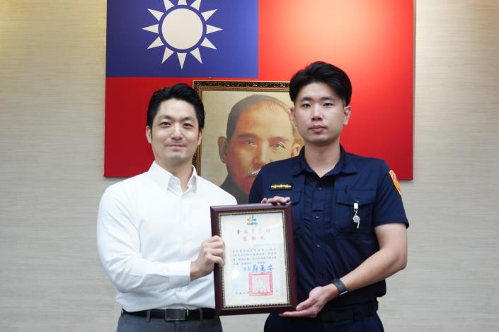 1150428_01_031_表揚0424銀行搶案英勇制伏歹徒有功人員，請敦南派出所林伯彥警員上臺受獎。.JPG