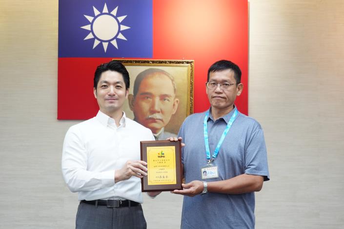 1150428_01_745_表揚115年本府優秀工友，請士林區公所王毓恭先生上臺受獎。.JPG