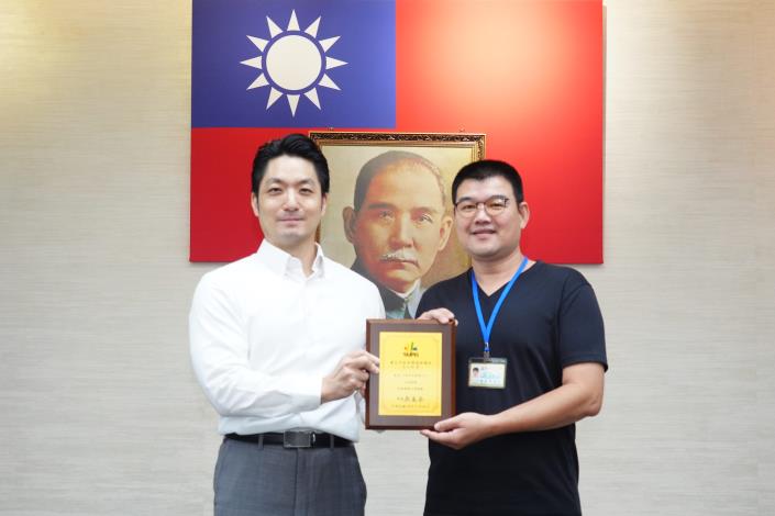 1150428_01_670_表揚115年本府優秀工友，請環保局高大鈞先生上臺受獎。.JPG