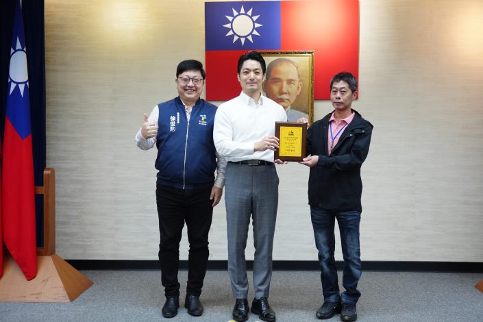 1150428_01_699_表揚115年本府優秀工友，請木柵焚化廠許衍廷先生、環保局徐局長一同合影。.JPG