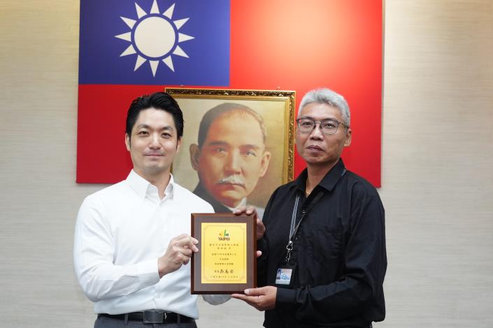 1150428_01_556_表揚115年本府優秀工友，請交工處張祐誠先生上臺受獎。.JPG