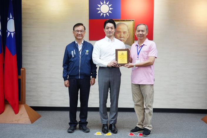 1150428_01_475_表揚115年本府優秀工友，請教研中心陳培淞先生、教育局湯局長一同合影。.JPG