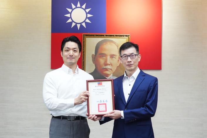 1150428_01_316_表揚「114年臺北市醫療院所推動癌症防治獎勵計畫」得獎院所，「子宮頸癌陽追王」，北市立聯合醫院陽明院區，請陳良城副院長代表上臺受獎。.JPG